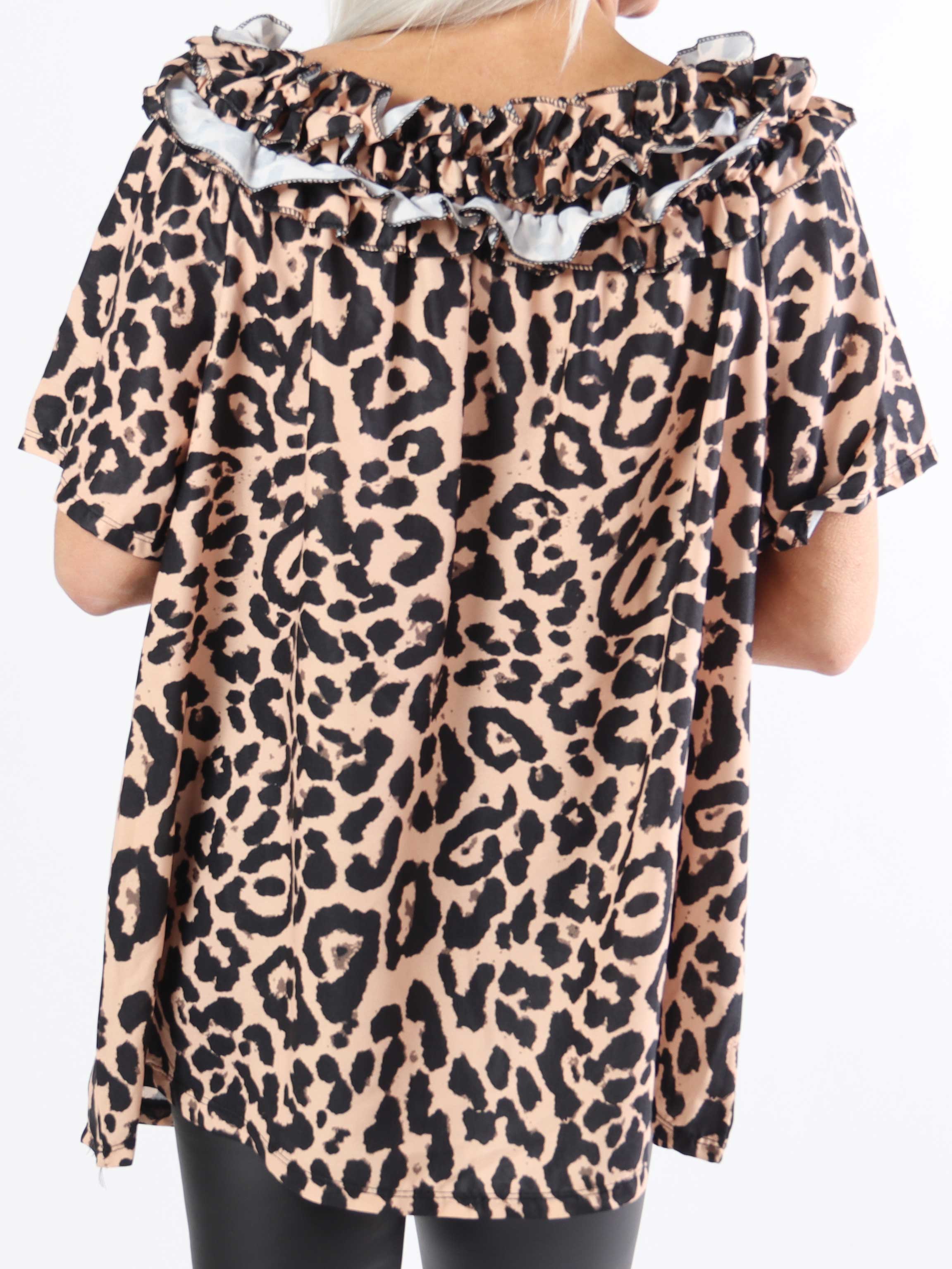 Chili Leo Sleeveless - Plus size-tunika i leopardmönster med volang i halsringningen